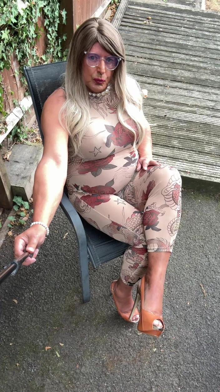 Kellycd2022: セクシーなクロスドレッサーKellycd2022でセクシーなフローラルキャットスーツとヒールが見て