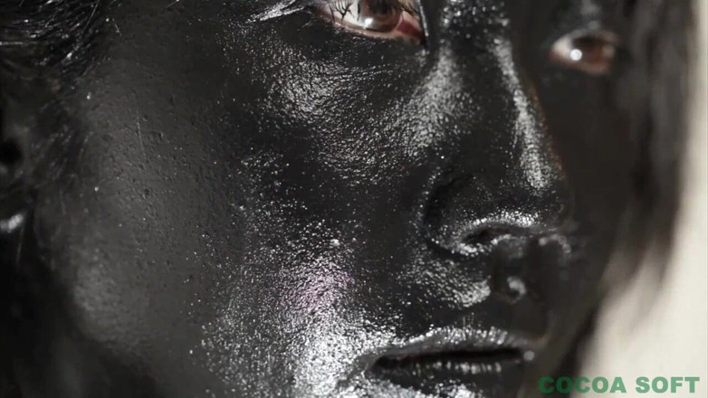 Cocoa Soft: Mouillée et coloré en noir, une Asiatique vous montre toutes...