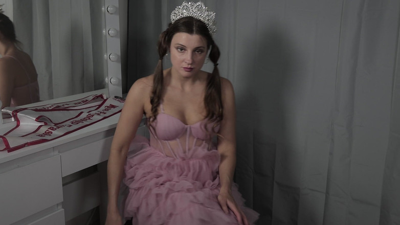 Ferrero: Melena Maria Ria, Miss Eurasia, si masturba prima di salire...