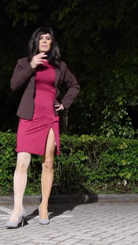 Il mio vestito rosso e i collant lucidi stanno per essere sborrati