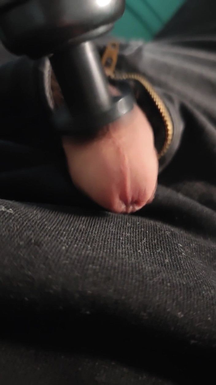 TwinkFelix: Using Massage Gun Until I Cum