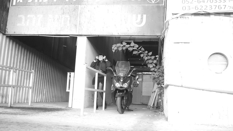 Voyager: V průhledných punčocháčích a průhledných šatech pro vás pózuje.