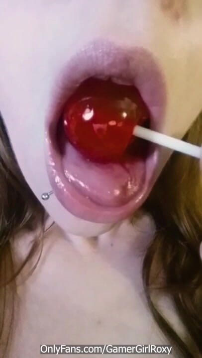 GamerGirlRoxy: Io annuso il sesso e le caramelle - si masturba con...