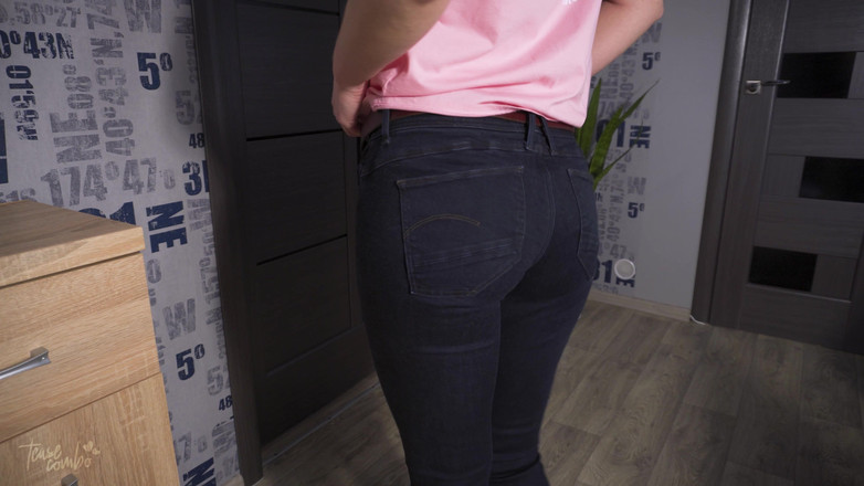 Teasecombo 4K: Любительська мамка приміряє джинси і дражнить видимою лінією трусиків