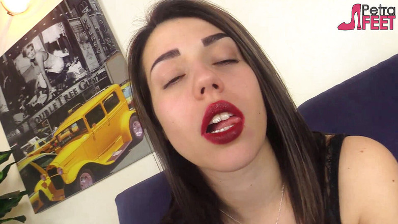 Smokin Fetish: Schönes italienisches mädchen raucht eine zigarre in nahaufnahme