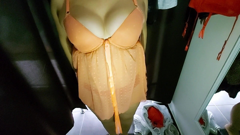 Sexi Ledy: Sexy lady trying on lingerie in fitting room