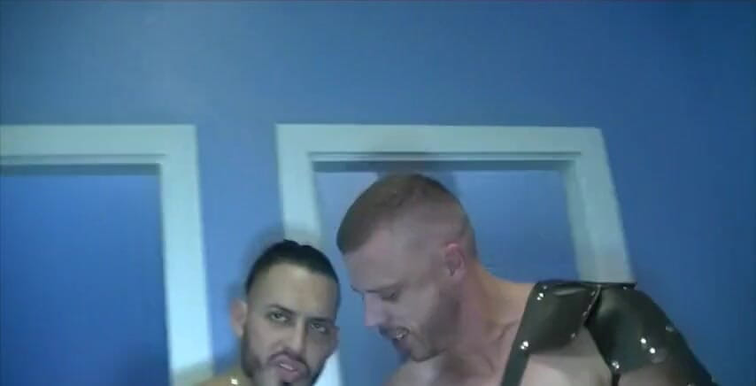 Crunch French bareback porn: Hetero chlap ošukal velkou krásku pornohvězdou Viktor Rom během show...