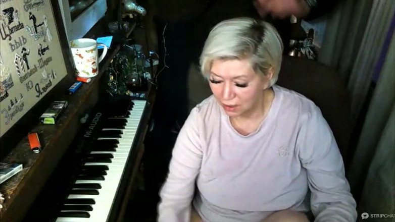 AimeeParadise: Privates noi cu curva mea milf pofticioasă))