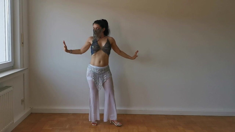 Kitty Dancer: Bellydancer's Sensual Slow Striptease