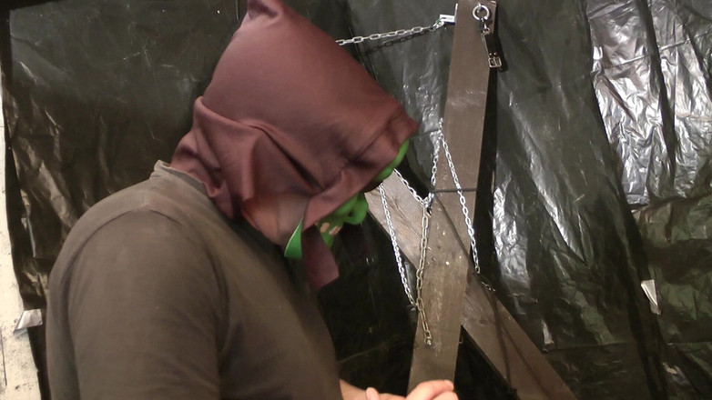 BDSM and co: 귀여운 MILF가 지배당하고 큰 엉덩이에 애호박을 맞는다