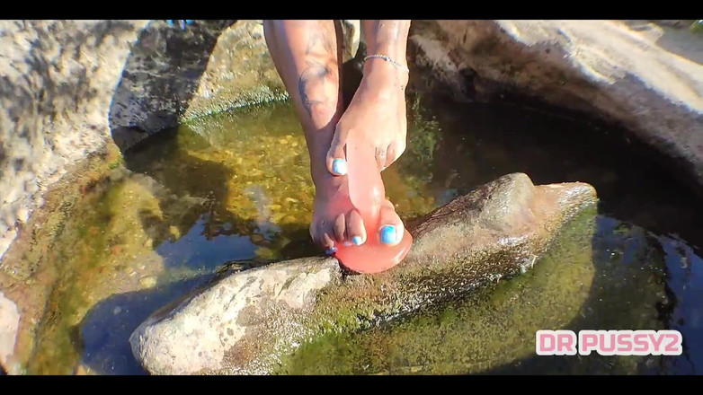 CASALTESUDEX: Татуйована темношкіра з сексуальними ногами дрочить чуттєвим ділдо своїми дуже мокрими ногами