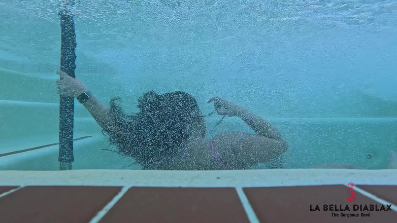 LaBellaDX: Une MILF se détend dans un jacuzzi avec des mélodies...