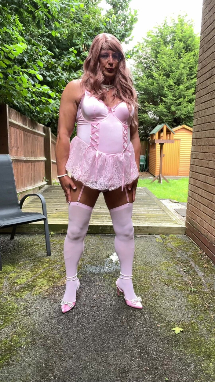 Kellycd2022: アマチュア女装者 Kellycd2022 ピンクのボディスーツとストッキングのセクシーな熟女