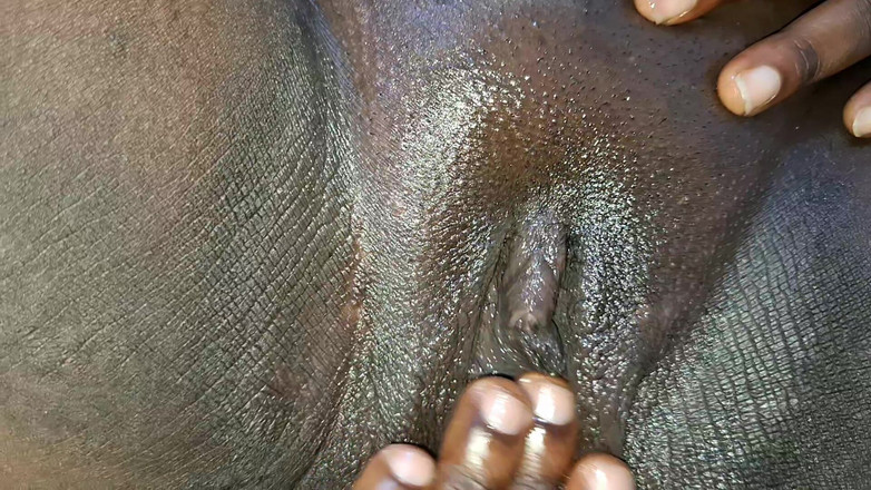 BMCs: 私の指は汚れた膣を驚くほど刺激し、イキそうになるまで