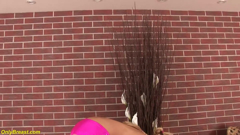 Big Breast: 기름진 젖탱이를 가지고 노는 핫한 스포티 밀프