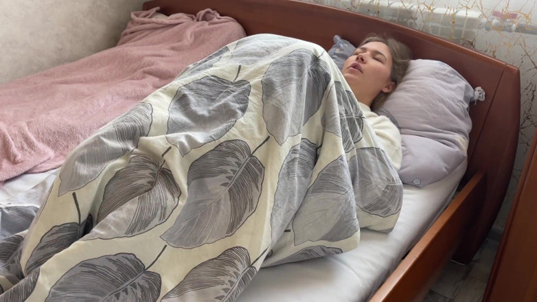 Stacy_via: Ranní masturbace skončila hlasitým orgasmem. Hladím moji těsnou kundičku.