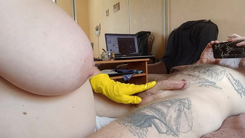 Zona901: Fat girl jerks off my cock in gloves and with...