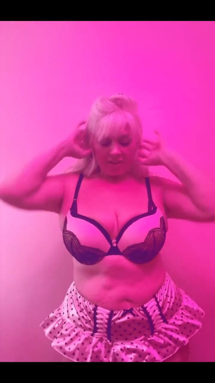 PaintedRose: Mama vitregă dansează curvă pentru tine