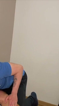 Max scopato da Jess davanti al suo amico