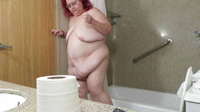 BBW nurse Vicki adventures with friends: Раздеваюсь, чистим зубы и, да, бритье!