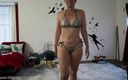 Aurora Willows: Godin Aurora Willows zilveren bikini, heupcirkels en camel pose, modeshow...