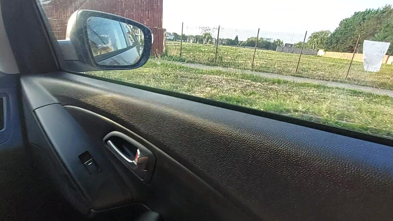 Step Mommy: ハイヒールとセクシーな脚を履いたエッチな継母が朝、公共の場で車の中で義理の息子をからかう