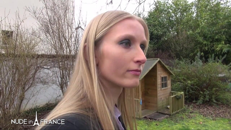 Nude in France: 美しい長い髪のゴージャスなブロンドは彼女の庭師に叩かれます