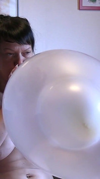 Blow to Popp - a Nude Homemade Looner Video