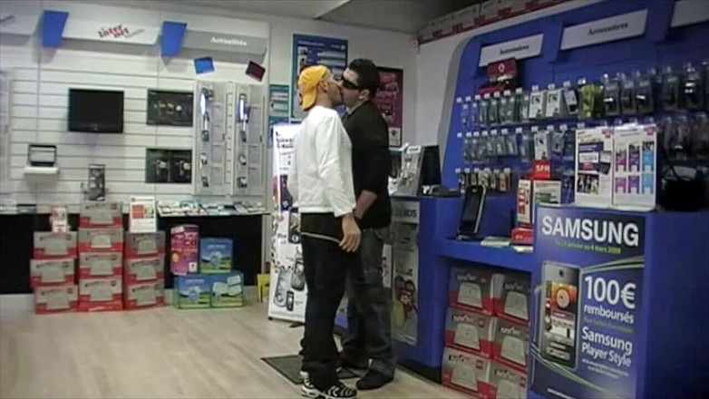 Gaybareback: Curvă futută de vânzătorul magazinului de telefoane