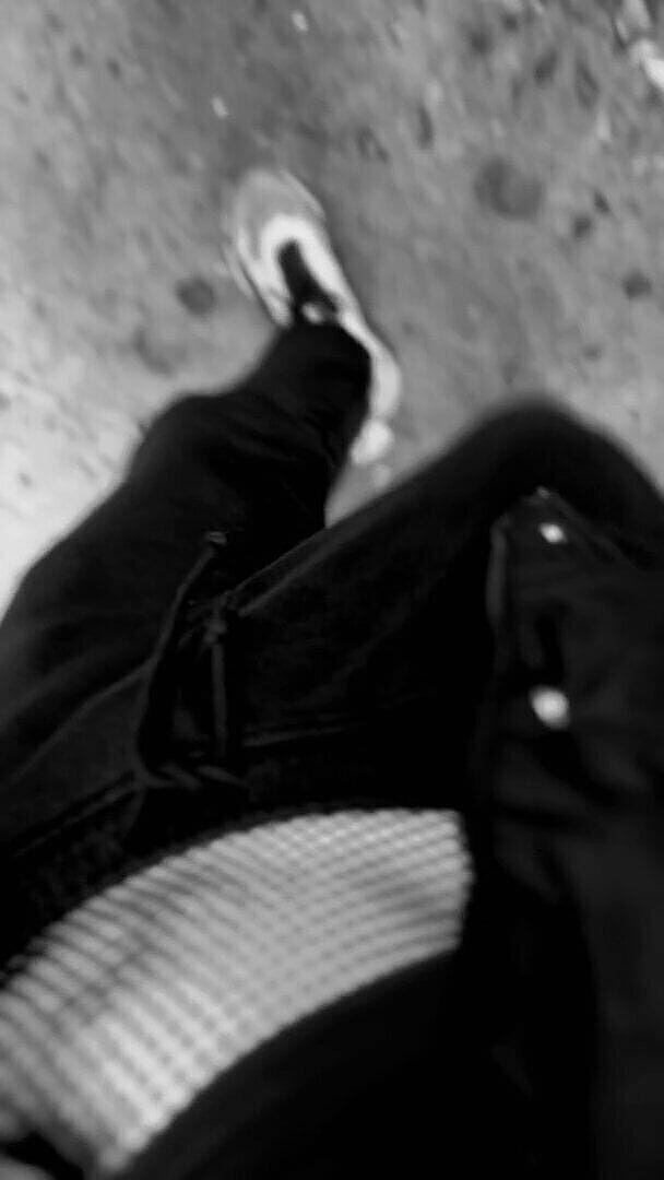 Apomit: Молодичка гарячий хлопець швидко показує дупу та член під час ходьби