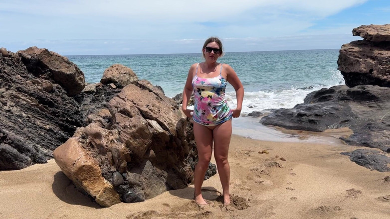 Emma Voyeur: Public Pee Desperate on the Beach