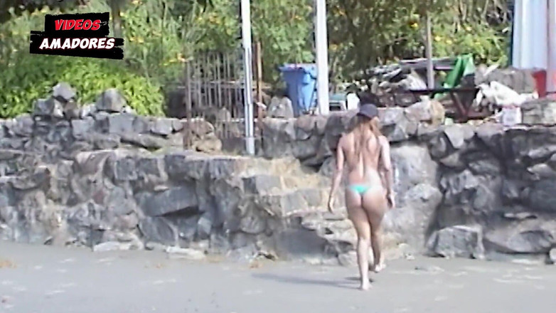 Amateurs videos: 人気のないビーチで美人たちが服を脱ぐ