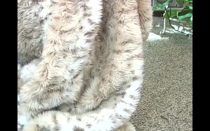 Vintage megastore: Curve negre călăresc și desface picioarele pentru pule negre monstruoase