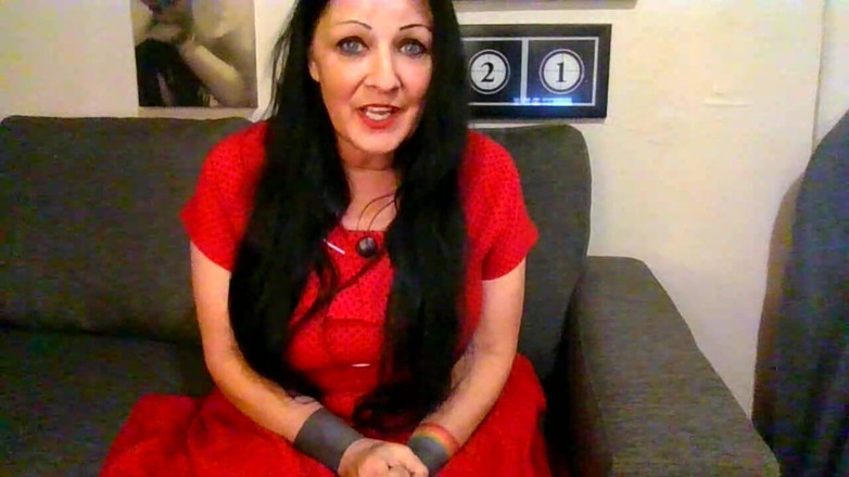 Abby Anna: MILF seksi Yawning