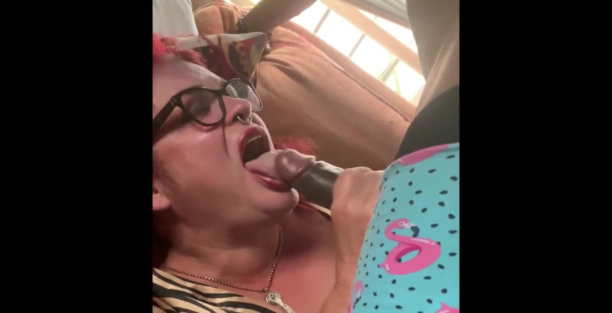 Liz Heat: 私は新しい友人に会い、彼は深刻なペニスを手に入れました。今、定期的にこのオマンコを伸ばしています。