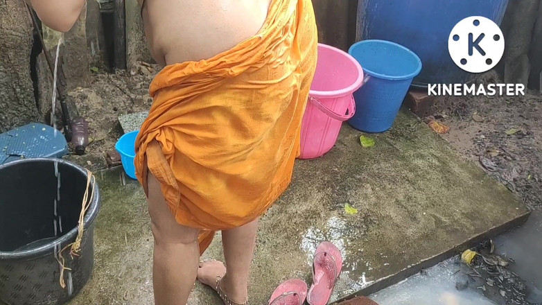 Anita yadav: Anita Yadav kąpanie się w indyjskim stylu