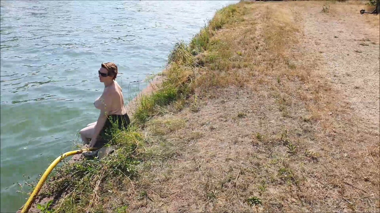 UserBitch1: Loop Topless Langs Het Kanaal
