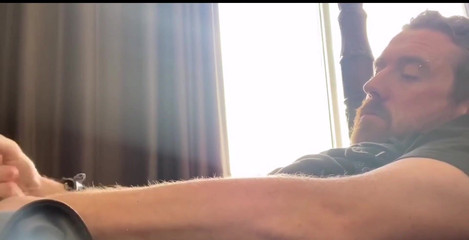 Dirty Talking Guy: Me encanta cuando los amigos vienen de visita ... Me encanta...