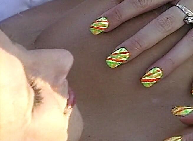 Public Lust: 大きなtitted熟女は彼女の足を広げ、屋外で彼女の嫌いな人にきっされます