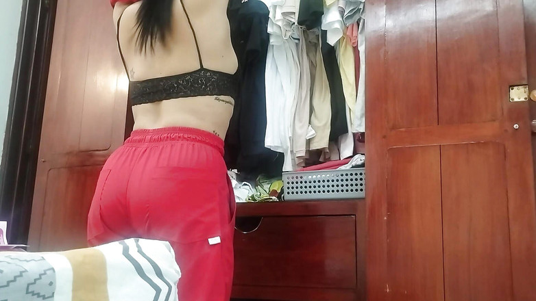 irina69star: बड़ी वाली नौकरानी सेक्सी पोशाक बदल रही है