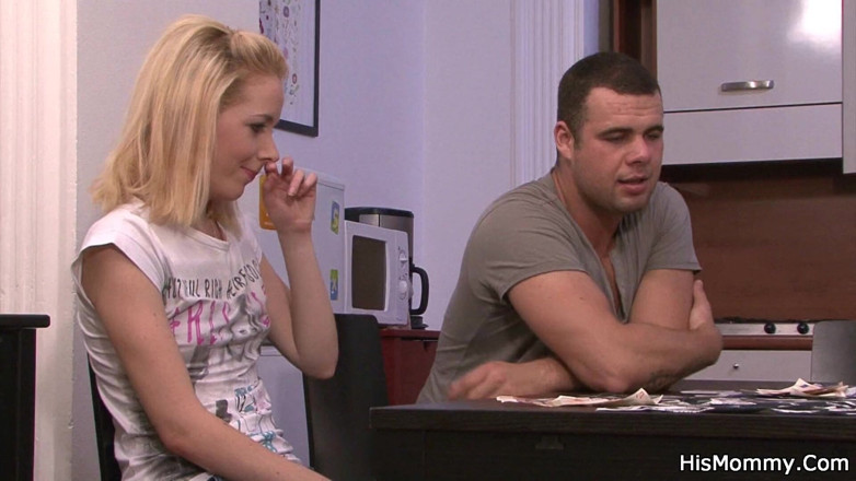 His Mommy: Ele perdeu uma grande cena de strip poker