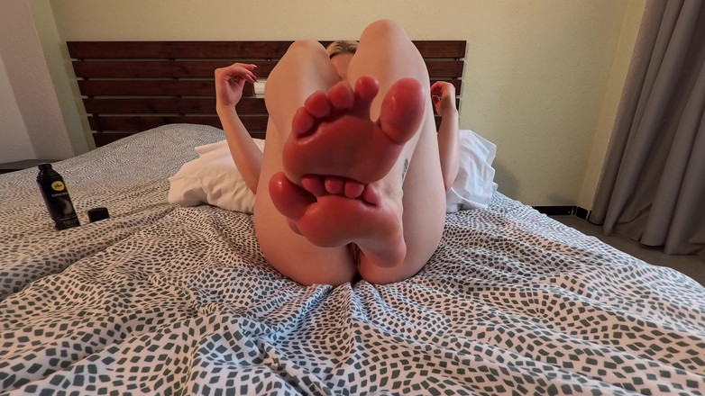 Mature Climax - 100% Mature Videos: Красива блондинка тінка демонструє свої сексуальні ноги та поголену пизду