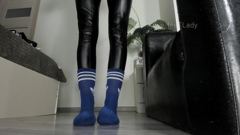 Feet lady: Uzun çoraplar ve tozlu ayaklar