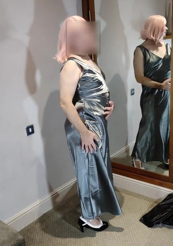 Nottstvslut: Tam uzunlukta saten elbiseli ateşli seksi travesti