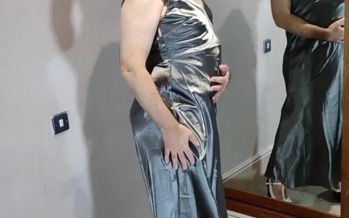 Sissy in satin: Quente sexy crossdresser em vestido de cetim de comprimento total