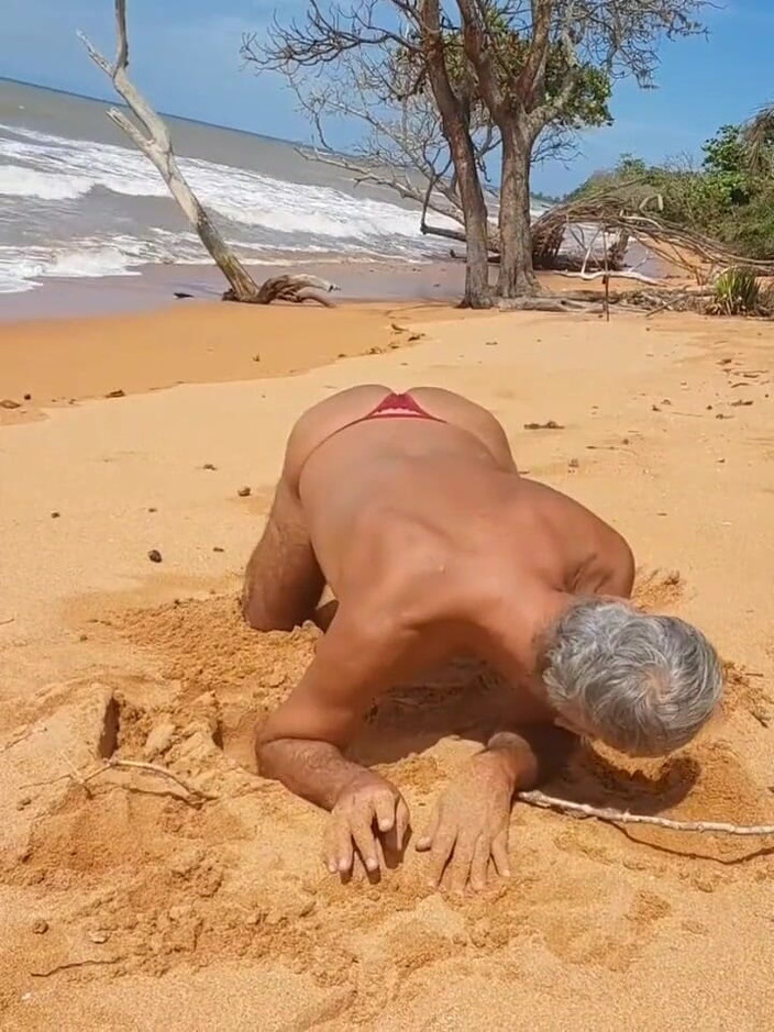 Ladysilvas: Ladysilva exhibe son cul sexy sur la plage dans une...