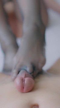 Schönheit in strümpfen gibt blowjob und footjob bis er kommt!