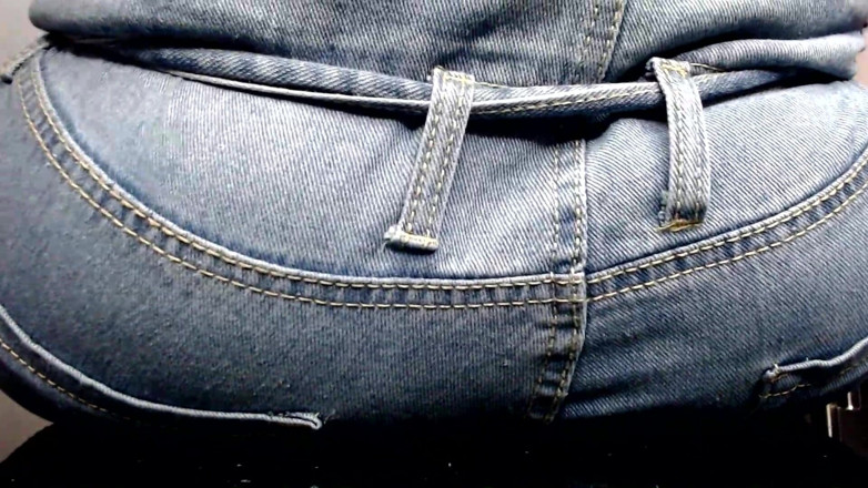 Maeling: Chłopcy zrujnowane w dżinsach ass-fyxiation z Giant Ass Nieświadoming