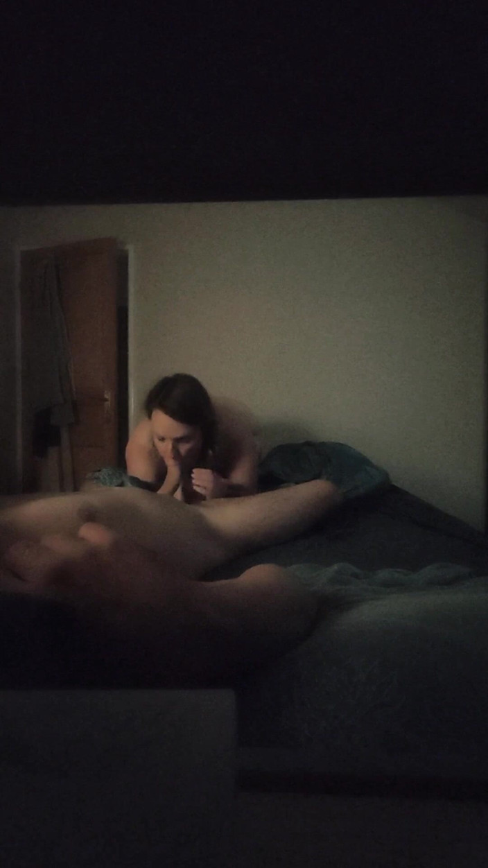 Titi77: 慷慨的熟女吮吸最后一滴精液