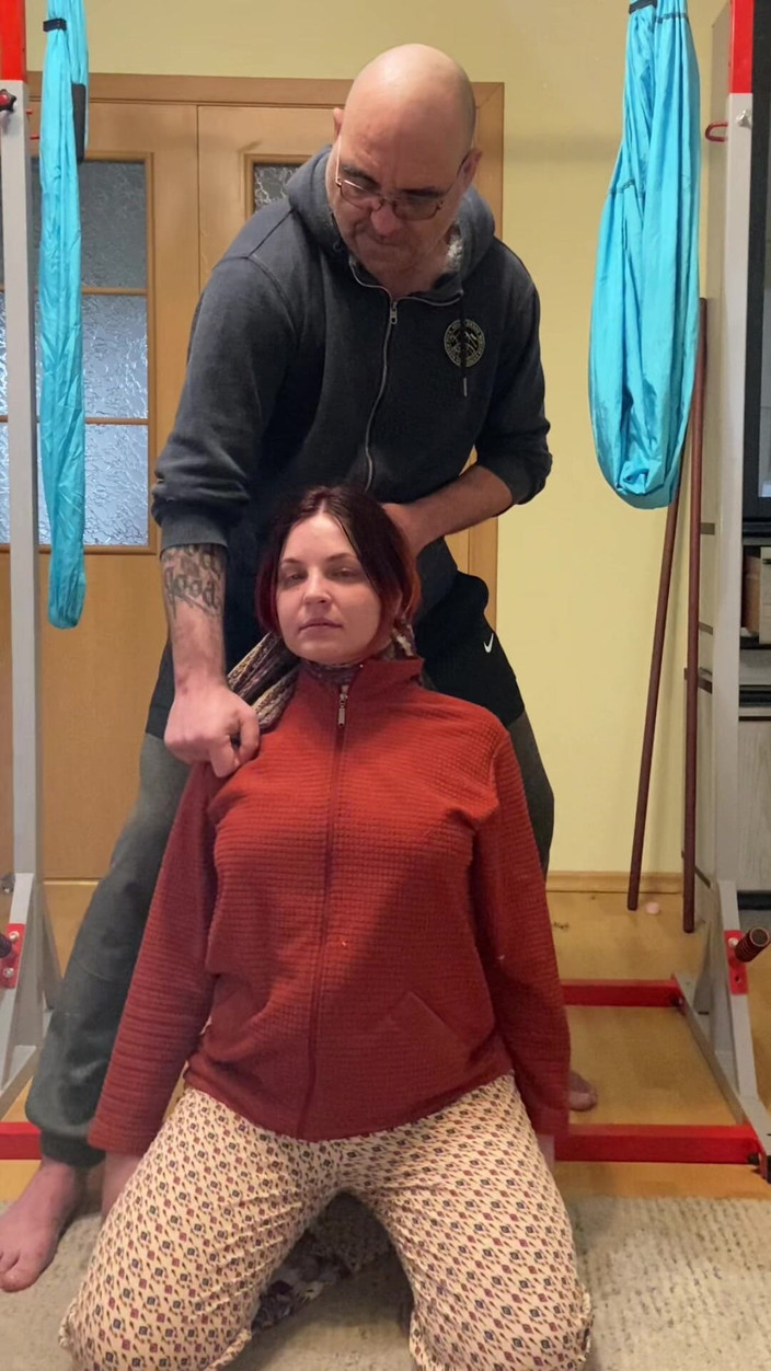 Elena917: Pendurado em roupas, jogo de respiração com cachecol